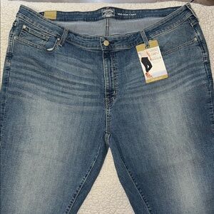 Mid-Rise Capri Jeans in Denim Blue